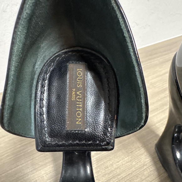 Louis Vuitton black patent leather pumps. - Picture 2 of 8